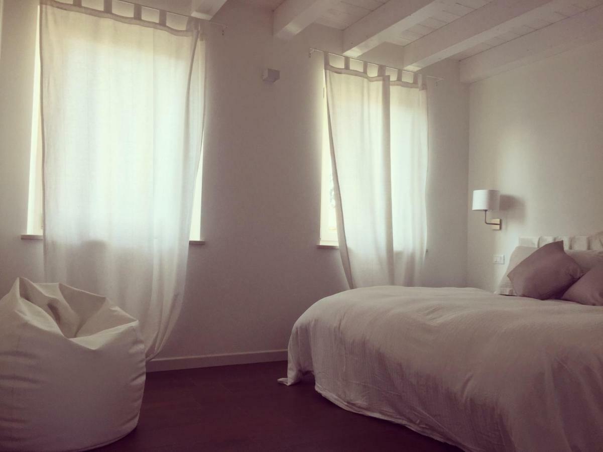 Sweet Corner Hotel กัสเตลนูโอโว เดล การ์ดา ภายนอก รูปภาพ